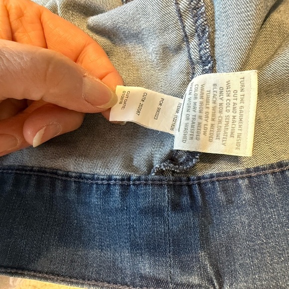 Torrid woman’s size 1 cropped button blue jean jacket EUC - Picture 9 of 10